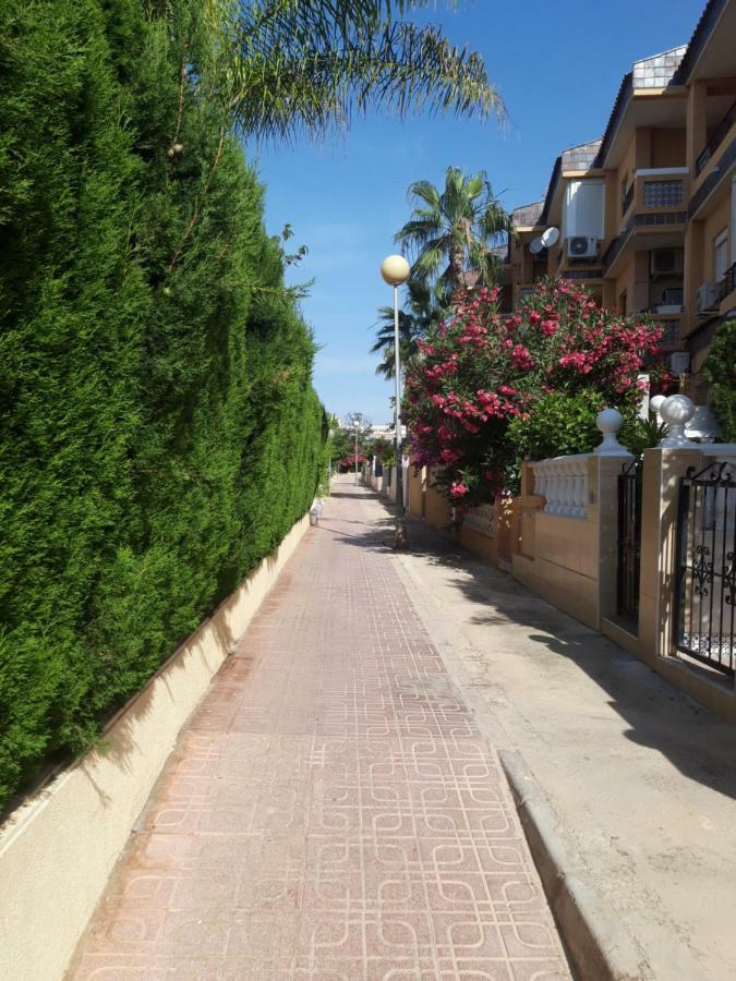Punta Prima Pleasure With Private Parking In A Gated Community Close To The Beach Torrevieja Exterior photo