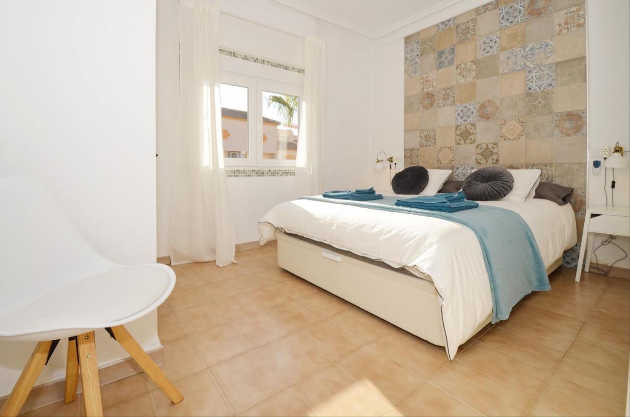 Punta Prima Pleasure With Private Parking In A Gated Community Close To The Beach Torrevieja Exterior photo